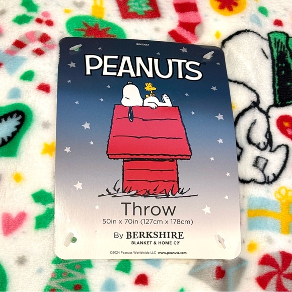 Peanuts Snoopy in Winter Hat - 50” x 70” Christmas Throw Blanket - Picture 4 of 6